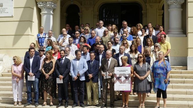 La corporación municipal de Málaga, en el homenaje a Miguel Ángel Blanco en el 20 aniversario de su secuestro y asesinato.