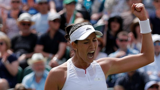 Muguruza celebra un punto conseguido en el partido de octavos de Wimbledon.