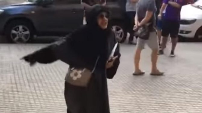 La musulmana perdió los nervios al ver a una joven en 'shorts' (YouTube/ Iván Rodríguez)