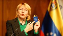 La fiscal general de Venezuela, Luisa Ortega Díaz, sostiene una constitución durante una conferencia