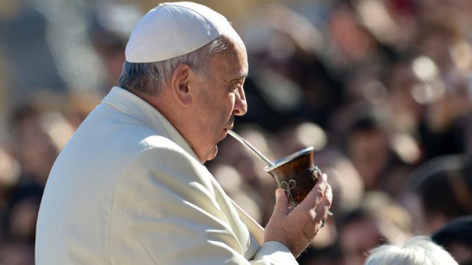 El papa Francisco tomando mate.