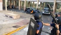 Agentes de la Policía Nacional se protegen en el barrio de la Cañada de Hidum, foco del islamismo en Melilla (foto El Mundo)