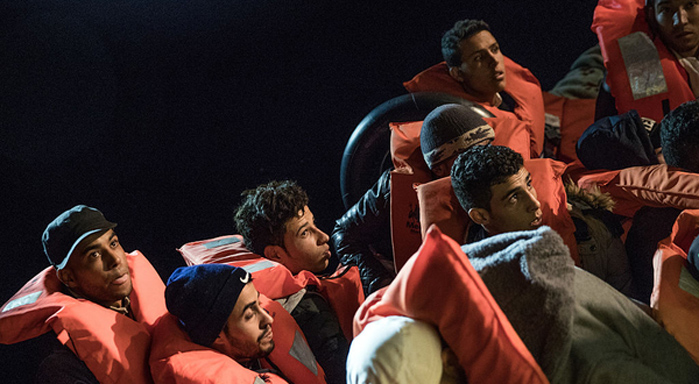 Una embarcación con inmigrantes espera a ser escoltada por el buque Topaz Responder, tras ser atendida por la Estación Marítima de Ayuda al Inmigrante, el 21 de noviembre de 2016. Pozzollo, Italia. (Foto: Dan Kitwood/Getty Images).