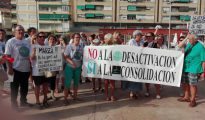 Profesores afectados durante la concentración organizada la pasada semana en Elda (Foto Las Provincias)