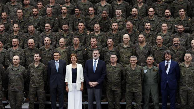 Rajoy y Cospedal, durante la visita a las tropas españolas desplegadas en base de Adazi en Letonia