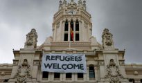 Pancarta de bienvenida a los "refugiados" en la fachada del Ayuntamiento de Madrid.
