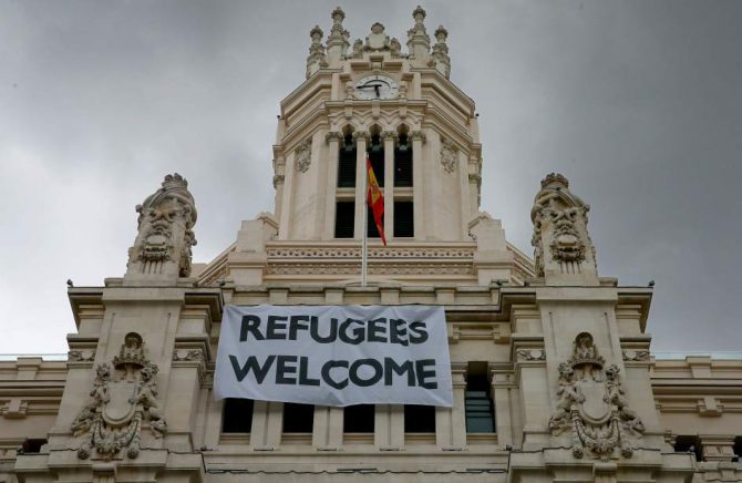 Pancarta de bienvenida a los "refugiados" en la fachada del Ayuntamiento de Madrid.