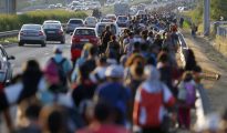 Cientos de refugiados marchan hacia la frontera con Austria