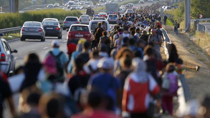  Cientos de refugiados marchan hacia la frontera con Austria
