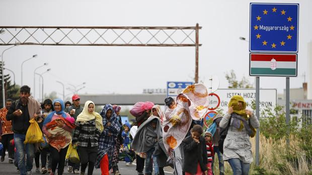 Refugiados cruzando la frontera de Hungría hacia Austria, en septiembre de 2015