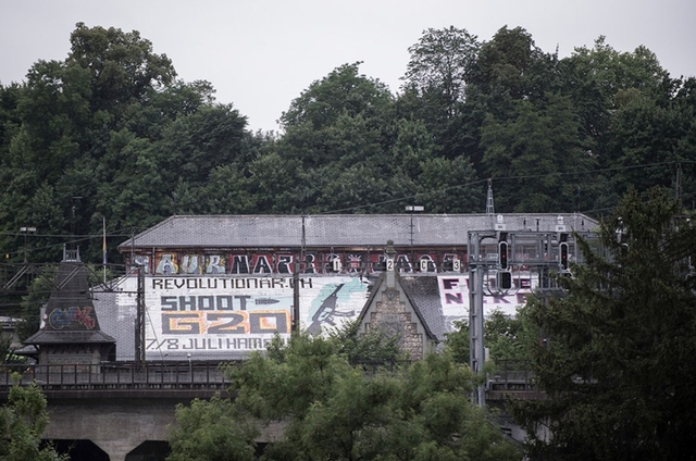 “Shoot G20” (“Dispara al G20”) – mensaje terrorista exhibido en el tejado del centro “antifascista” en Berna.