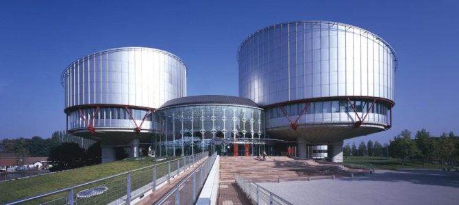 En Europa hay actualmente dos Tribunales Supremos: el Tribunal Europeo de Derechos Humanos (CEDH) en Estrasburgo (en la foto), y el Tribunal de Justicia de la Unión Europea (CJUE) en Luxemburgo, además de los tribunales nacionales.