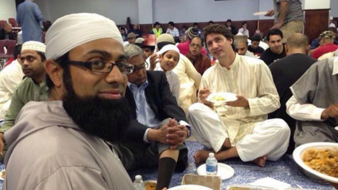 El primer ministro canadiense, Justin Trudeau, participando en una cena de ruptura del ayuno del Ramadán. 