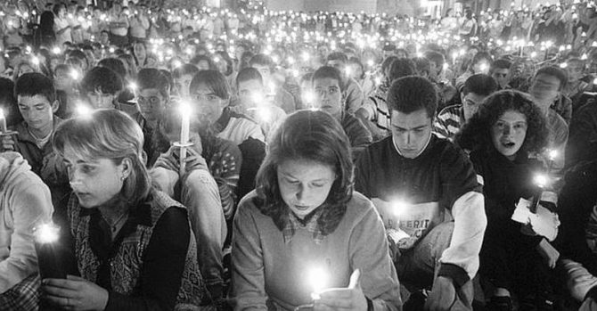 Una vigilia con velas por Miguel Ángel Blanco en la madrugada del sábado 12 de julio de 1997.