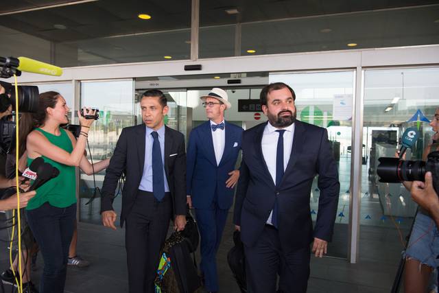 Los abogados de Neymar, después de hacer efectivo el pago.