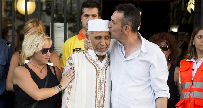 Surrealista: Los padres del niño asesinado por islamistas consolando a un musulmám (Foto El Periódico de Catalunya)