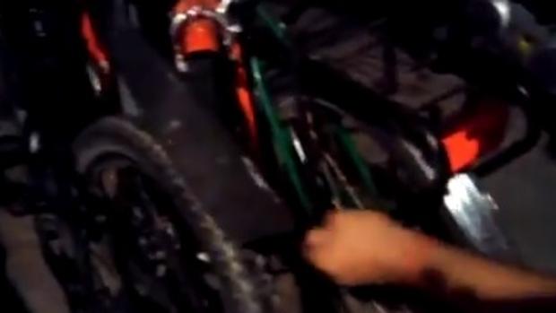 Momento en el que alguien pincha las ruedas de las bicicletas para turistas, anoche (ABC)