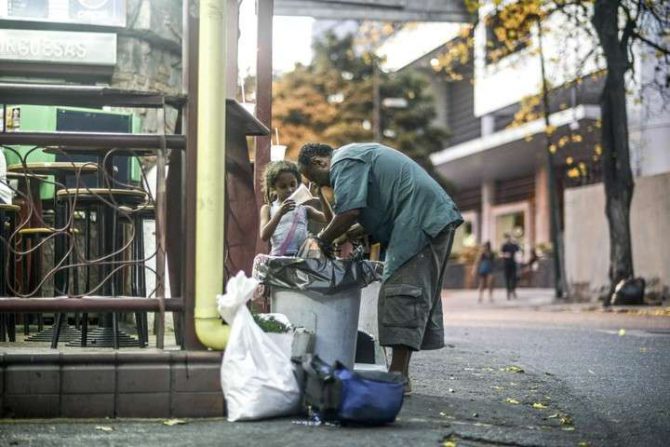 indigentes buscan comida para sobrevivir en Caracas.
