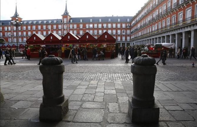 Bolardos de protección en la plaza Mayor de Madrid (El Periódico)