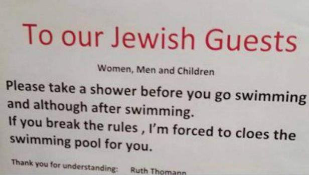 Cartel en el que se anuncia a los clientes judíos que se duchen antes de bañarse en la piscina