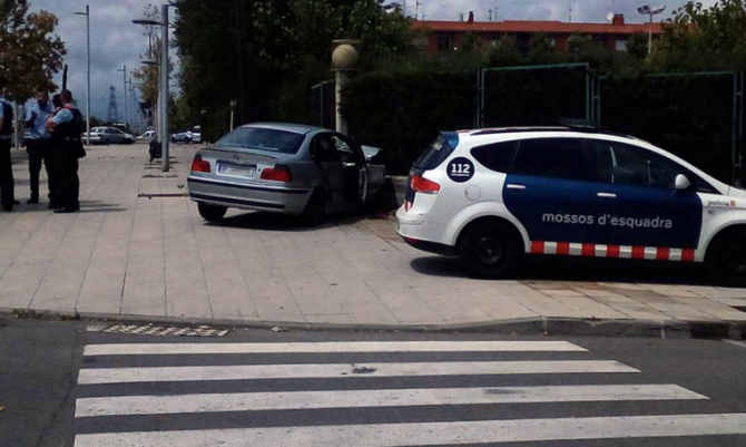 Imagen del coche empotrado en la escuela, en el barrio de Camp Clar. | CIRCO DE TARRAGONA