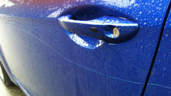 Otro coche de un vecino amaneció rayado. (EC)