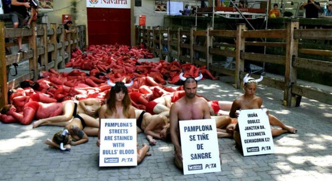 Antitaurinos en uno de sus habituales 'numeritos'. Con el islam no se atreven