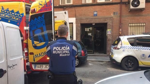 Un policía y la ambulancia, en el lugar de los hechos - EMERGENCIAS MADRID