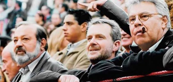 Felipe González en los toros junto al hijo de Carlos Slim.