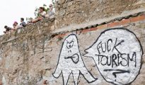 Una de las numerosas pintadas que han aparecido estos días en Barcelona en contra del turismo