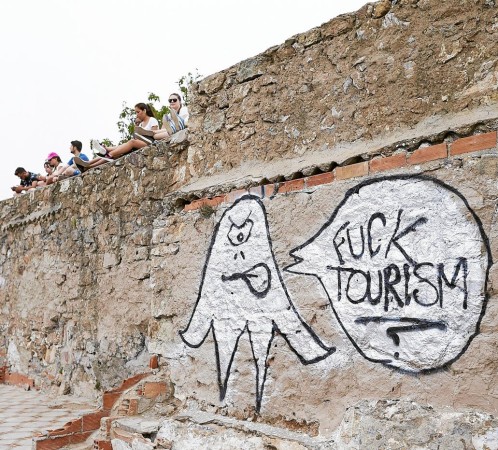 Una de las numerosas pintadas que han aparecido estos días en Barcelona en contra del turismo