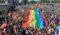 En 2016, el grupo turco Corazones de Alperen amenazó al desfile del Orgullo Gay en Estambul. El gobernador de Estambul acabó prohibiendo el desfile. En la imagen (de Jordy91/Wikimedia Commons), el desfile del año 2011.
