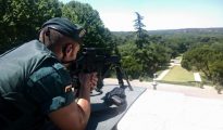 Un guardia civil armado en tareas de vigilancia en Moncloa.