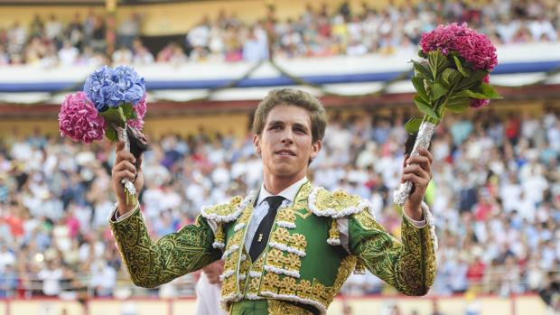 Ginés Marín da la vuelta al ruedo colmado de flores