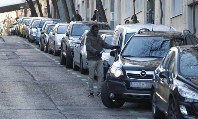Otro de los gorrillas, en la calle Asensio Cabanillas. (EC)
