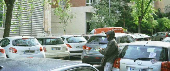 Uno de los gorrillas en la calle General Dávila, una de las más afectadas de la zona. (EC)