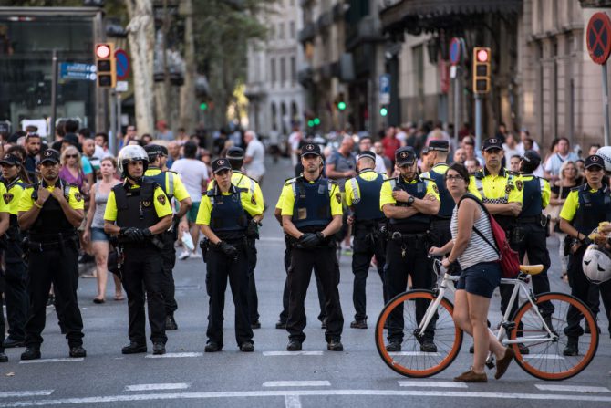 Agentes de policía desplegados en las Ramblas de Barcelona el 18 de agosto de 2017, cerca del lugar en que la víspera se perpetró un ataque terrorista. (Foto: Carl Court/Getty Images).