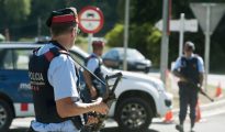 Varios agentes de los Mossos d'Esquadra vigilan en un control en la carretera C-17 a su paso por Ripoll (Gerona),