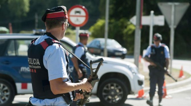 Varios agentes de los Mossos d'Esquadra vigilan en un control en la carretera C-17 a su paso por Ripoll (Gerona),