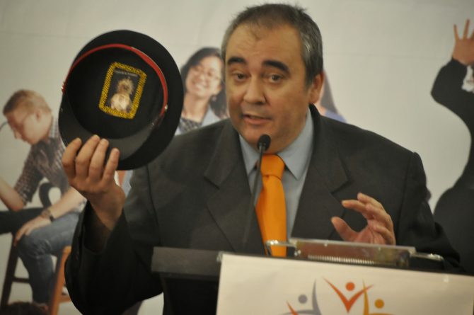 Armando Robles, en un mítin en Barcelona, con la gorra de plato de la Mossa d´Ésquadra Sara Díaz, asesinada por un paraguayo ilegal cuando conducía su motocicleta en una autovía de Barcelona.