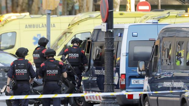 Efectivos policiales ayer en el atentado terrorista perpetrado en las Ramblas de Barcelona