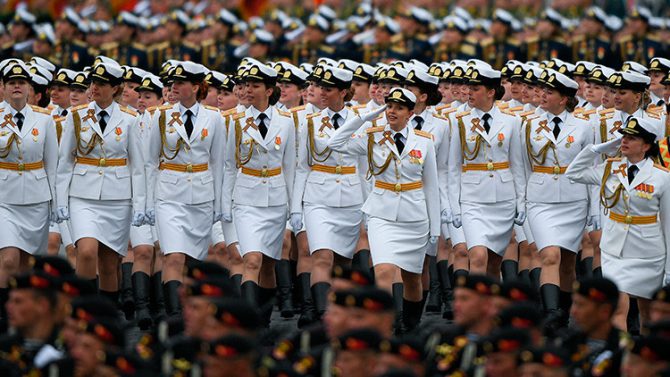 Mujeres participan del desfile militar dedicado al aniversario 72 de la victoria en la II Guerra Mundial