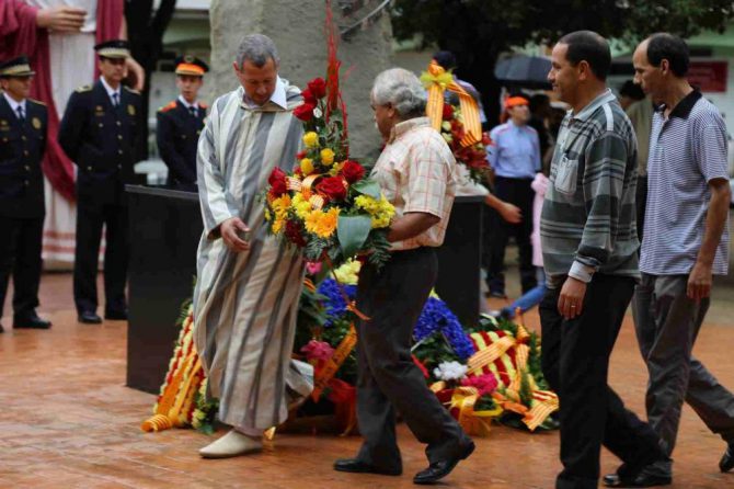Musulmanes catalanes haciendo una ofrenda floral al monumento de Rafael Casanova en Barcelona.