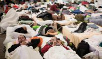 Los refugiados descansan en sus camas en un refugio temporal para solicitantes de asilo en el recinto de un festival local de eventos en Wiesen, Austria, a unos 70 kilómetros de la frontera entre Hungría y Austria, el 13 de septiembre de 2015.