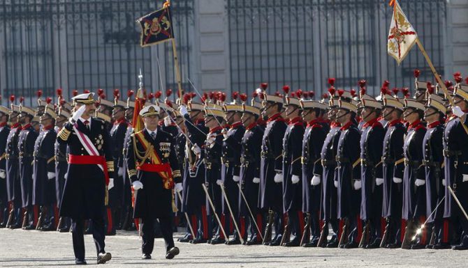 El rey Felipe VI, en su primera celebración de la Pascua Militar, pasando revista