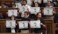 Diputados de Unidos Podemos pidiendo en el Congreso la libertad del delincuente Andrés Bodalo.