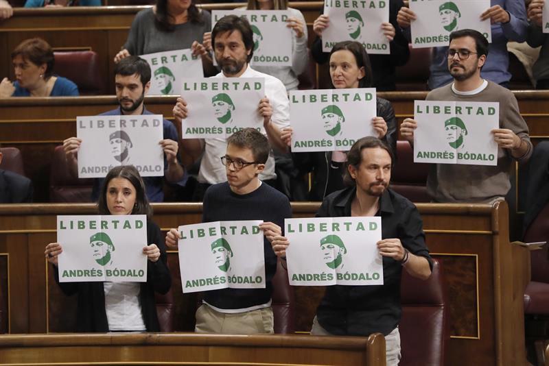 Diputados de Unidos Podemos pidiendo en el Congreso la libertad del delincuente Andrés Bodalo.