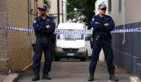 Polic{ias bloquean una calle en Sidney en un operativo contra el terrorismo