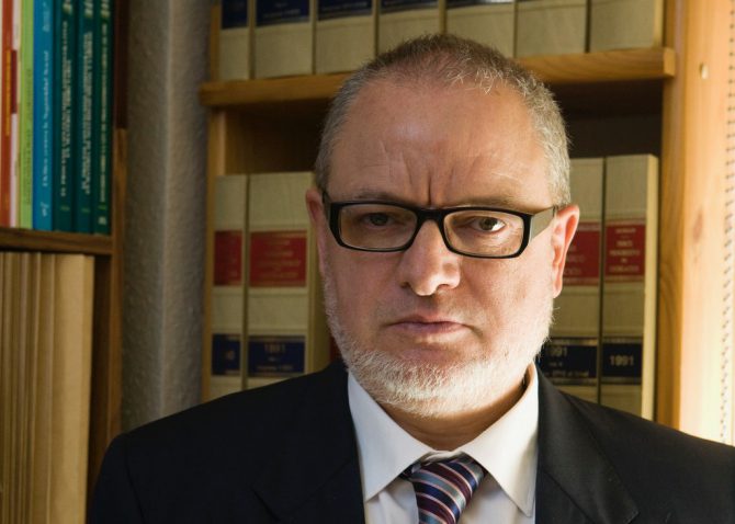El ex fiscal de Zaragoza Ramiro Grau, redactor de la denuncia contra la regidora de Barcelona.