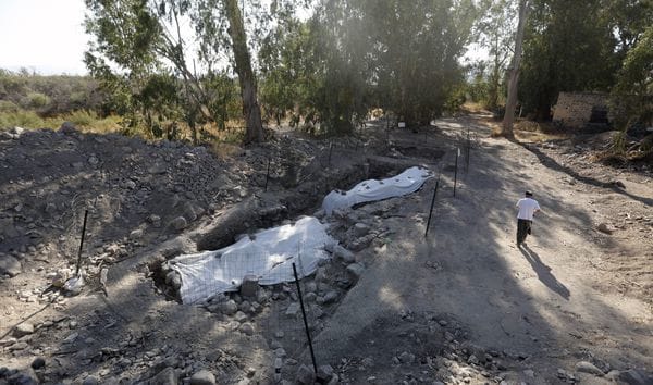 Un hombre camina junto a la excavación